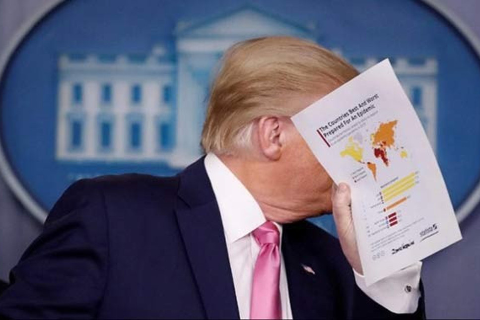 Trump’ın elindeki corona haritasında Türkiye detayı dikkat çekti!